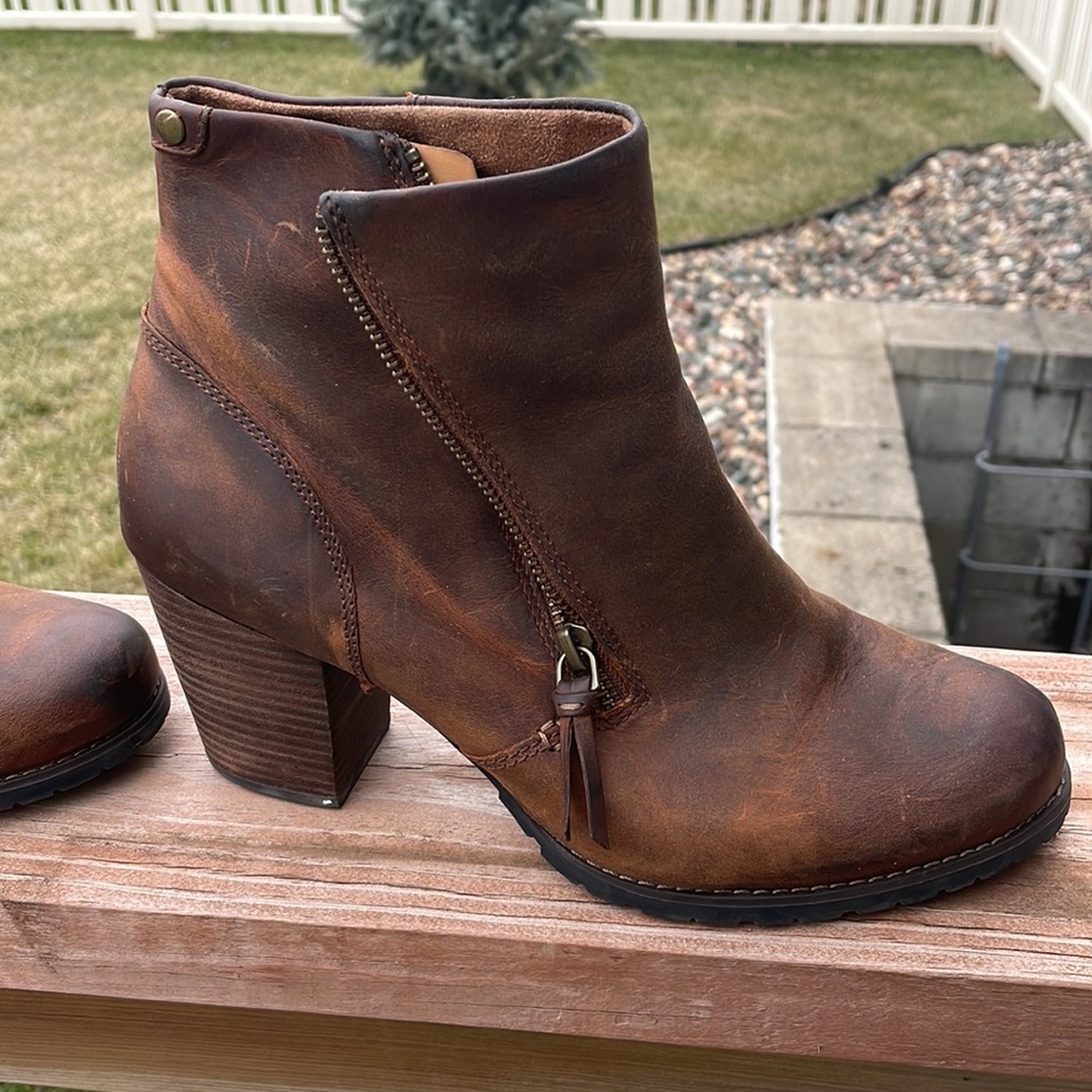 Clark’s boots - Picture 5 of 6